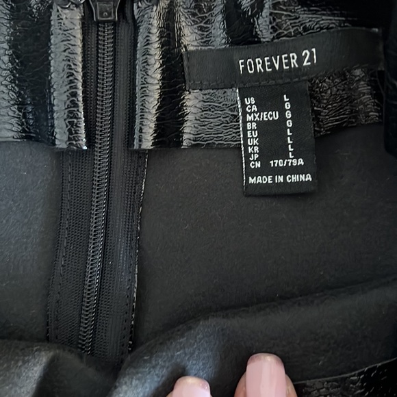 Women’s shiny textured vinyl pencil skirt with back zip and slit size L - Picture 4 of 4